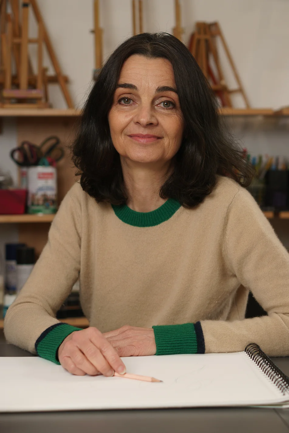 Valérie Ploux, fondatrice de Kididraw, crayon et carnet en atelier